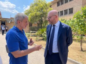 Fontana visita il carcere di Rebibbia “Grato alla polizia penitenziaria” / Video