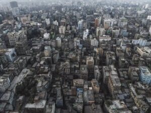 Bangladesh, aereo militare precipita su una scuola a Dacca