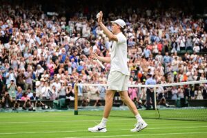 Sinner agli ottavi a Wimbledon, avanti anche Cobolli