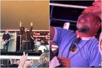 Oasis, Gallagher dedica canzone a Guardiola. Ma i fan fischiano