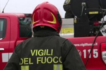 Incendio a Matera, in fiamme una pineta: evacuati villaggi turistici