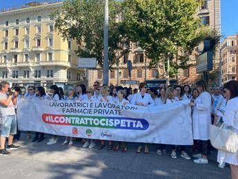Farmacie, protesta dipendenti a Roma: “Umiliati, vogliamo stipendi dignitosi”