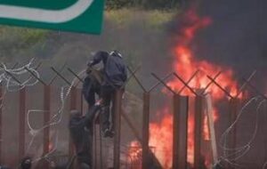 No Tav bloccano la Torino-Bardonecchia, tensioni con polizia. Piantedosi: “Non è dissenso, è guerriglia”