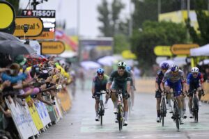 Secondo timbro al Tour per Milan, sprint vincente nella 17^ tappa