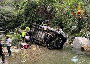 Incidente nel vicentino, pulmino con disabili precipita nel fiume: otto feriti, uno è grave