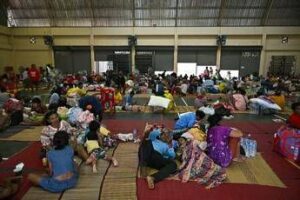 Thailandia, imposta legge marziale al confine con la Cambogia: oltre 130mila evacuati