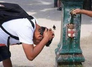 Caldo, cuore a rischio: “Occhio a pressione e battiti, 2 litri d’aqua al giorno e dieta sana”