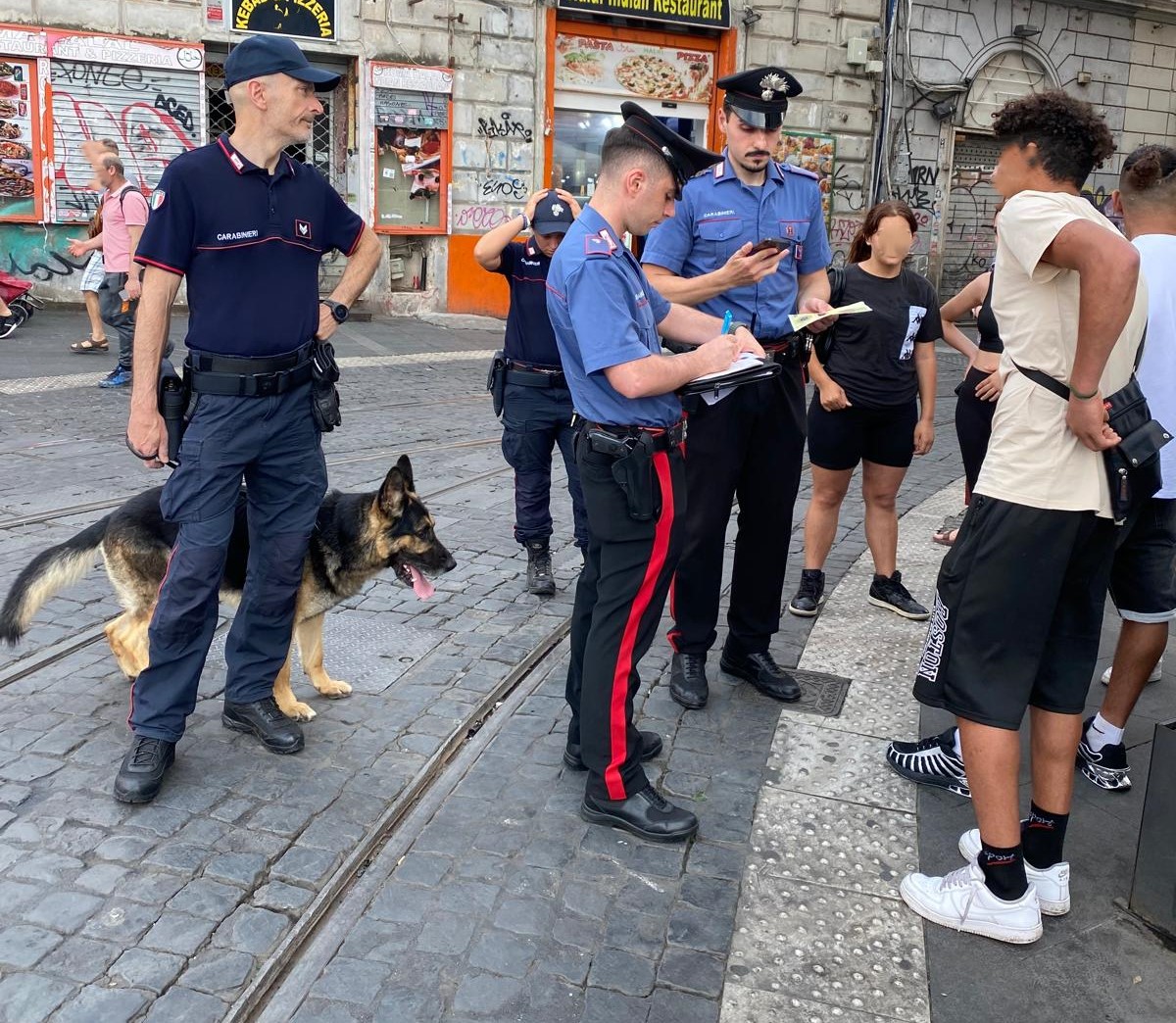 Roma – Tre stranieri arrestati per furti tra negozi e turisti, altri 9 sanzionati