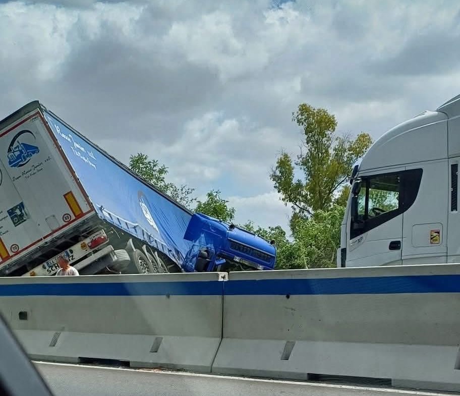 Inferno Pontina, incendio ad Ardea e camion intraversato a Castel di Decima