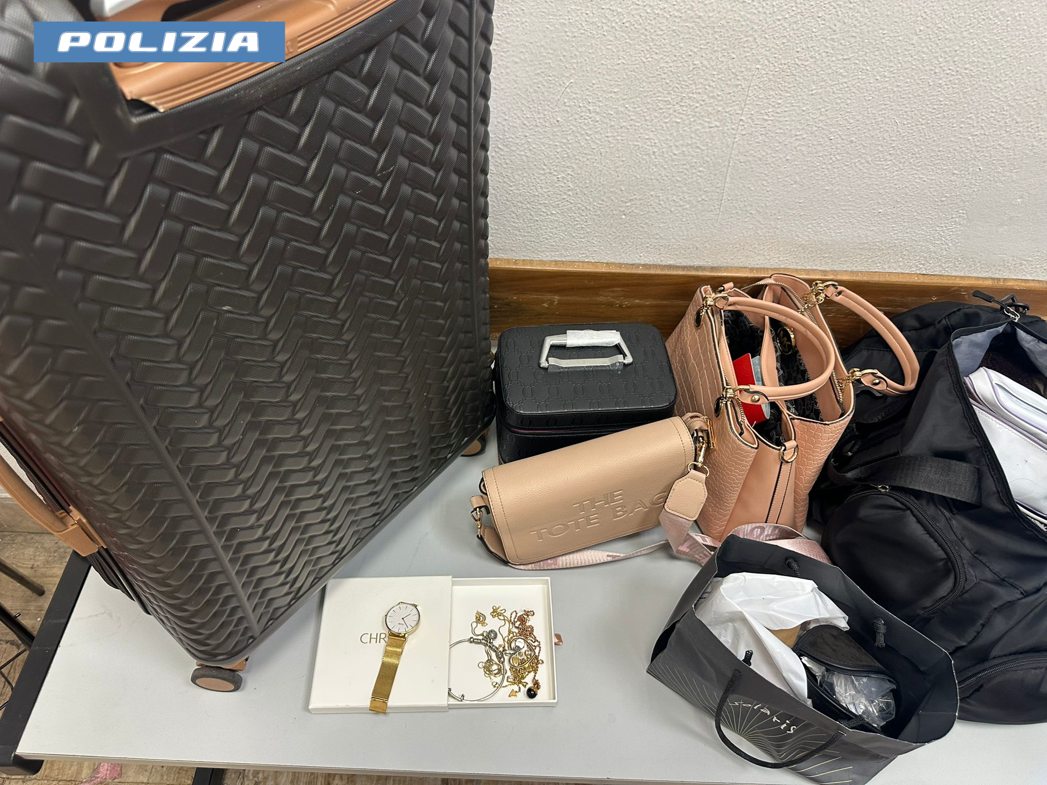 Roma – Sperimentavano punte di trapano per svaligiare le auto dei turisti, due arresti