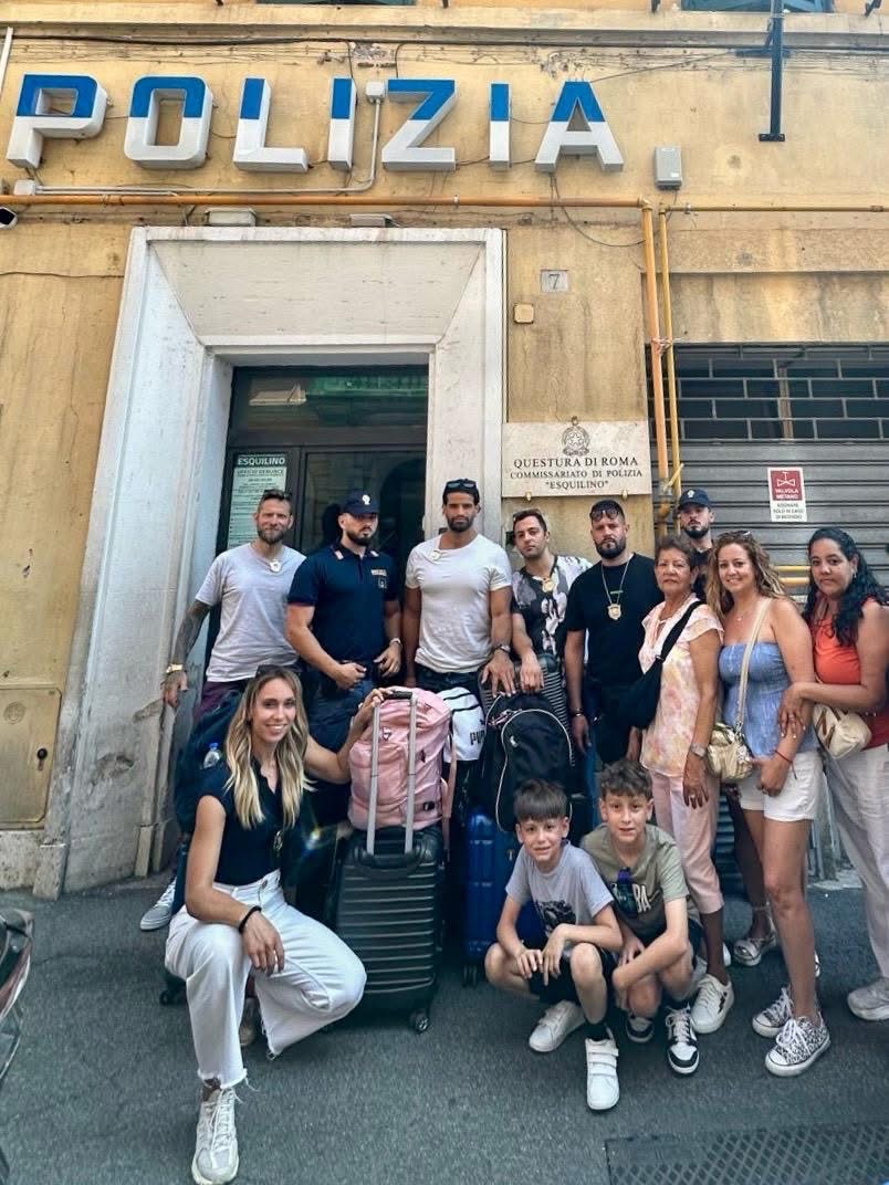 Refurtiva abbandonata nel traffico, polizia la restituisce ad una famiglia di turisti americani