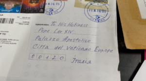 “C’è posta per Papa Leone”, cento chili di lettere smistate da Poste Italiane a Fiumicino