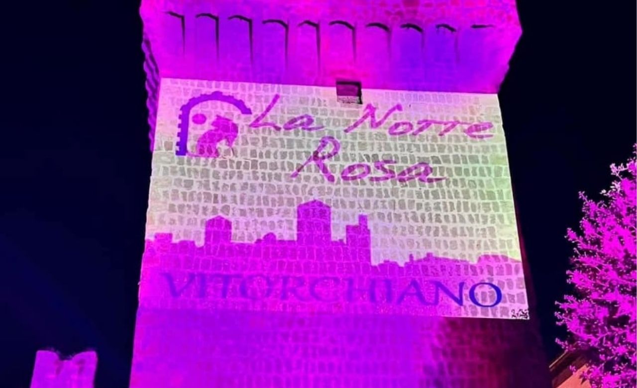 Vitorchiano si tinge di rosa: sabato 5 luglio torna la Notte Rosa tra musica, spettacoli e magia nel borgo
