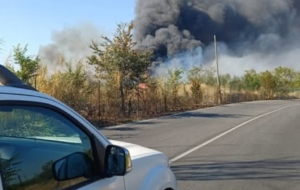 Gravi incendi a Roma, Aurelia chiusa al traffico: vasto rogo a Casal Lumbroso, fiamme e fumo sulla città