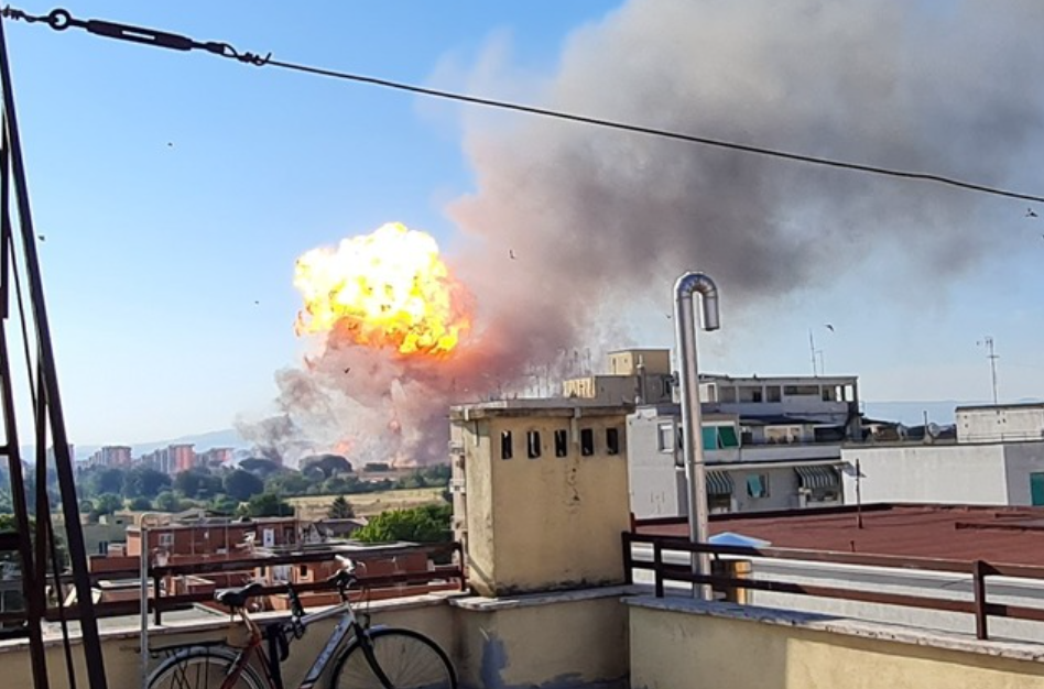 Roma – Esplosione distributore: il bilancio si aggrava. Gualtieri: “Tragedia evitata per un soffio”