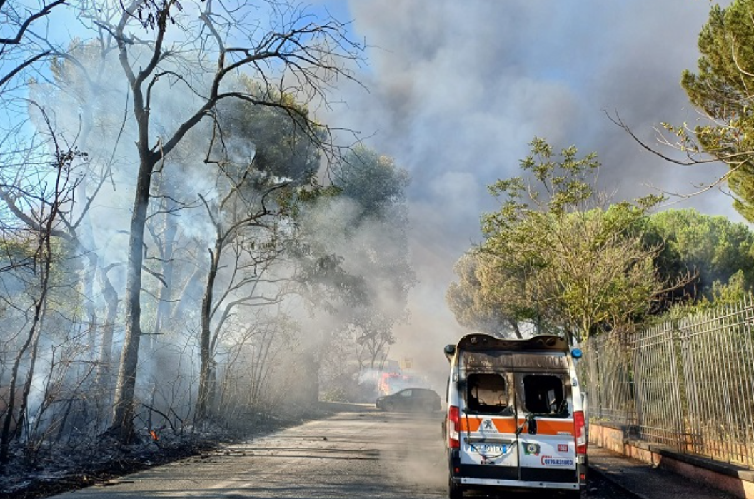 Roma, esplosione in via dei Gordiani: evitata la tragedia grazie all’intervento della Polizia Locale. Salvati 15 bambini e una donna intrappolata in auto