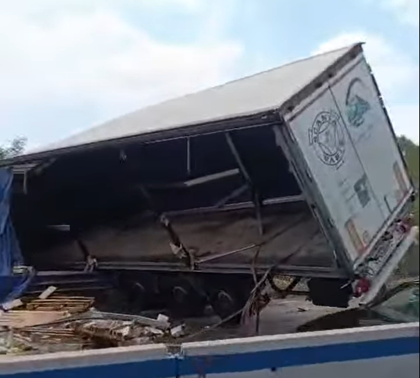 Pontina, tir si ribalta all’altezza di Castel Romano: traffico bloccato verso Roma