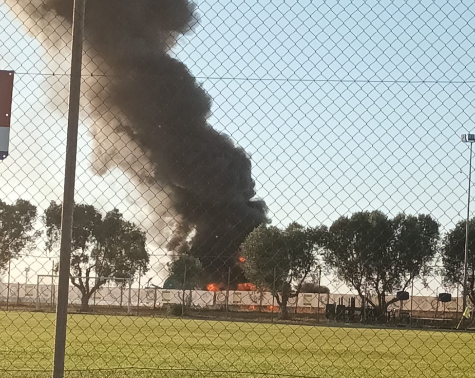 Montalto – Ancora un incendio devasta deposito azienda agricola, pompieri e ProCiv evitano il peggio (FOTO)