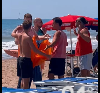 Rimuove il cartello “spiaggia privata”e scatena l’ira del bagnino: aggredito Matteo Hallissey, presidente di +Europa (video)