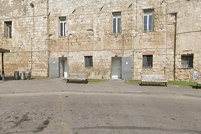 A Tarquinia i due bagni pubblici sono d’oro: il Comune spende 54mila euro per aprirli, chiuderli e pulirli (poco)