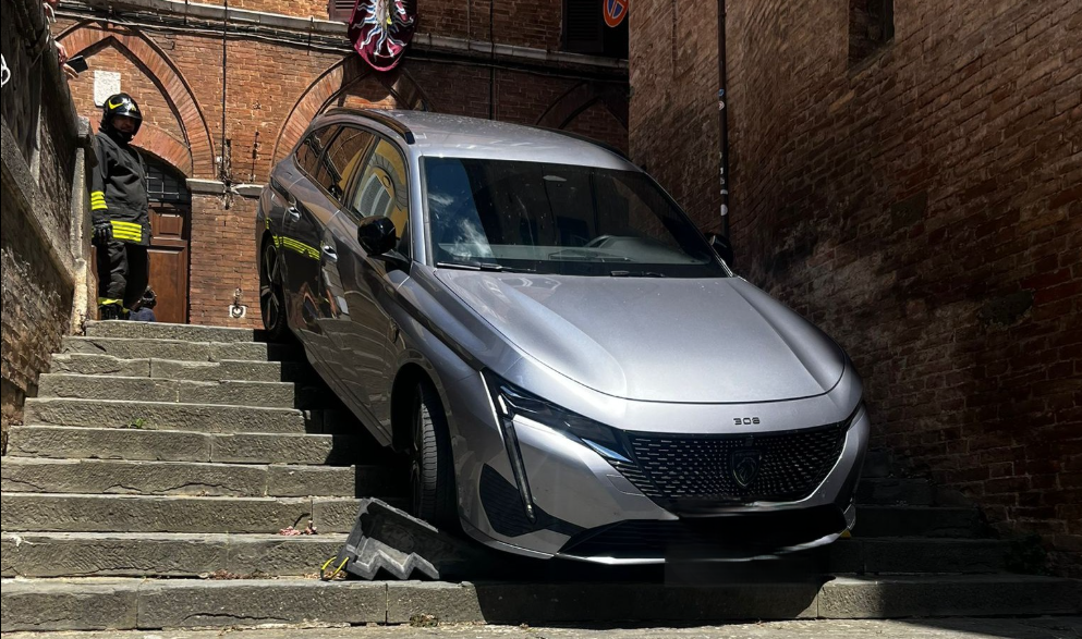 Siena – Si fidano del GPS e finiscono con l’auto giù per una scalinata: disavventura per tre turisti brasiliani