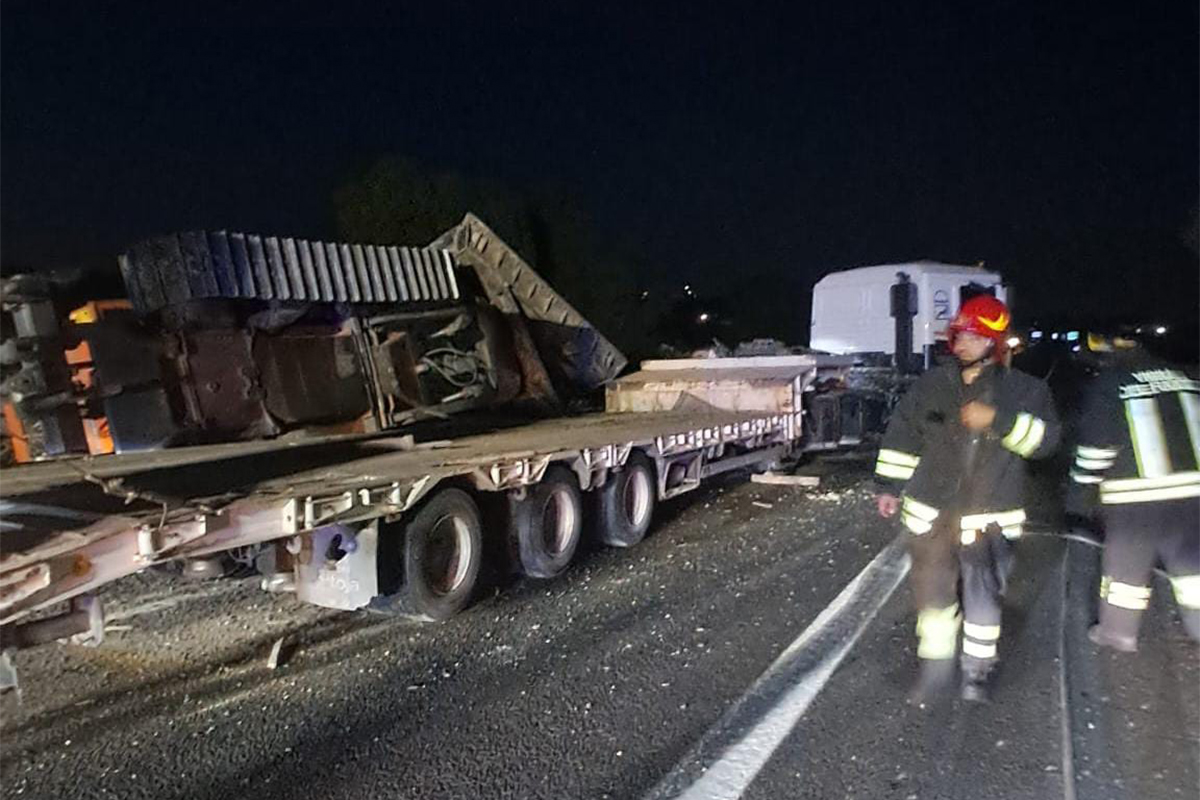 Civitavecchia – Autoarticolato perde il controllo, l’escavatore sul rimorchio si cappotta sulla strada (FOTO)