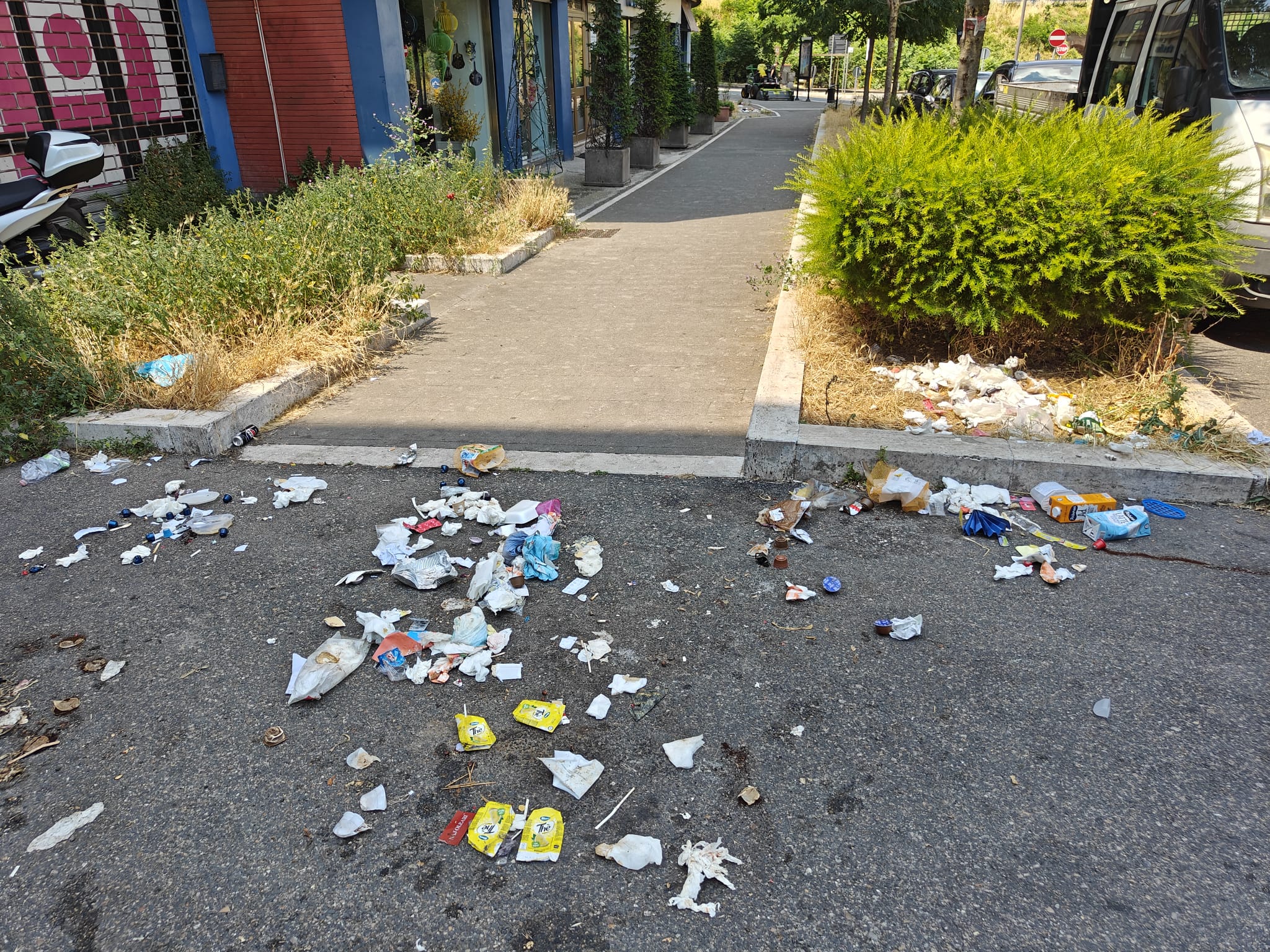 Viterbo – Via Genova da incubo: “C’è anche gente che lancia buste di immondizia nell’Arcionello quotidianamente”