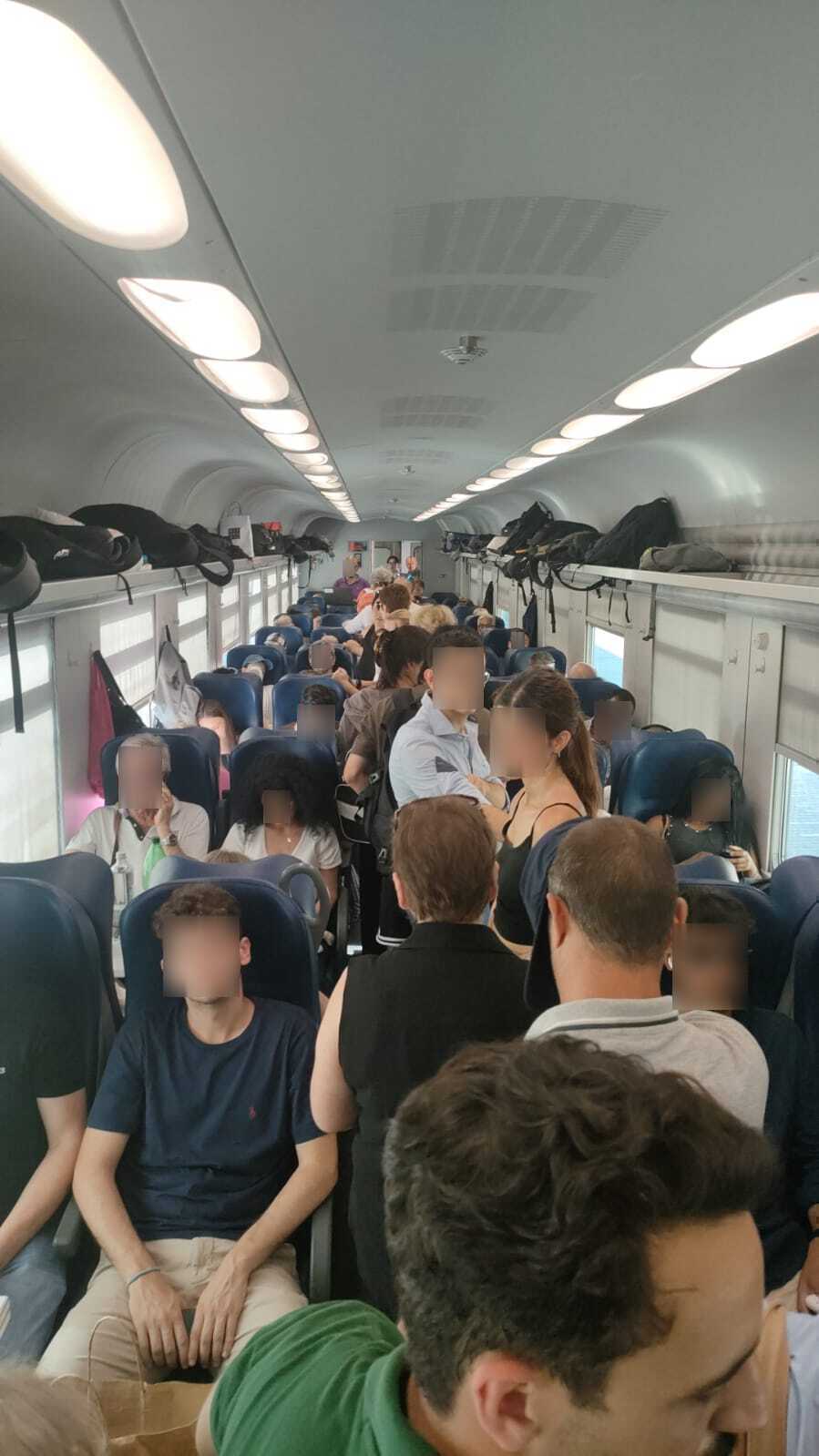 Treno Roma-Orte, l’ira dei pendolari: “Carro bestiame e puzzolente”