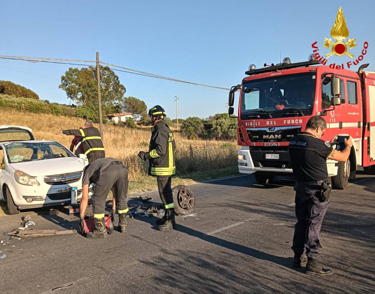 Cerveteri – Violento scontro tra auto sulla Furbara Sasso, una persona incastrata tra le lamiere (FOTO)