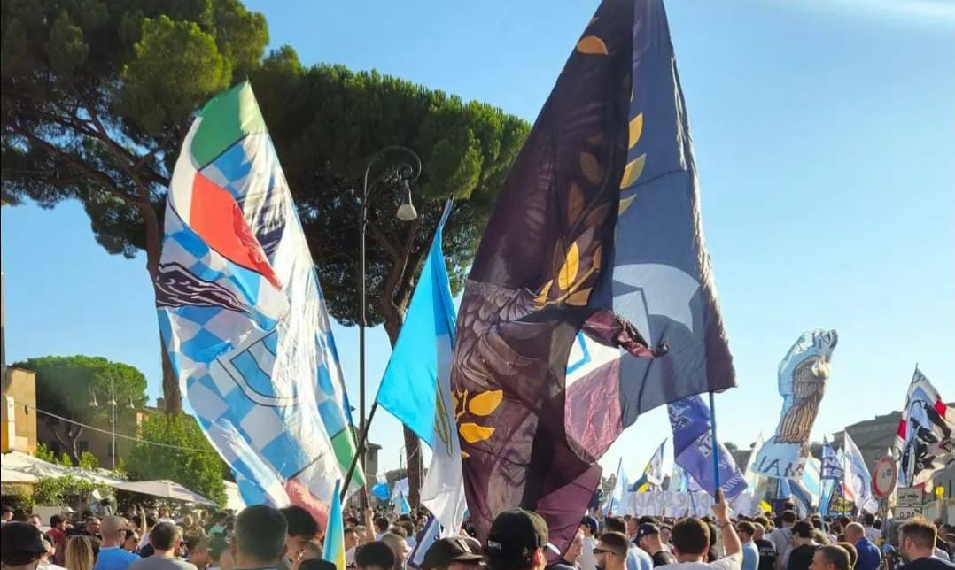 Dai Fori Imperiali fino al Campidoglio: marcia e corteo Lazio, migliaia a contestare Lotito (FOTO)