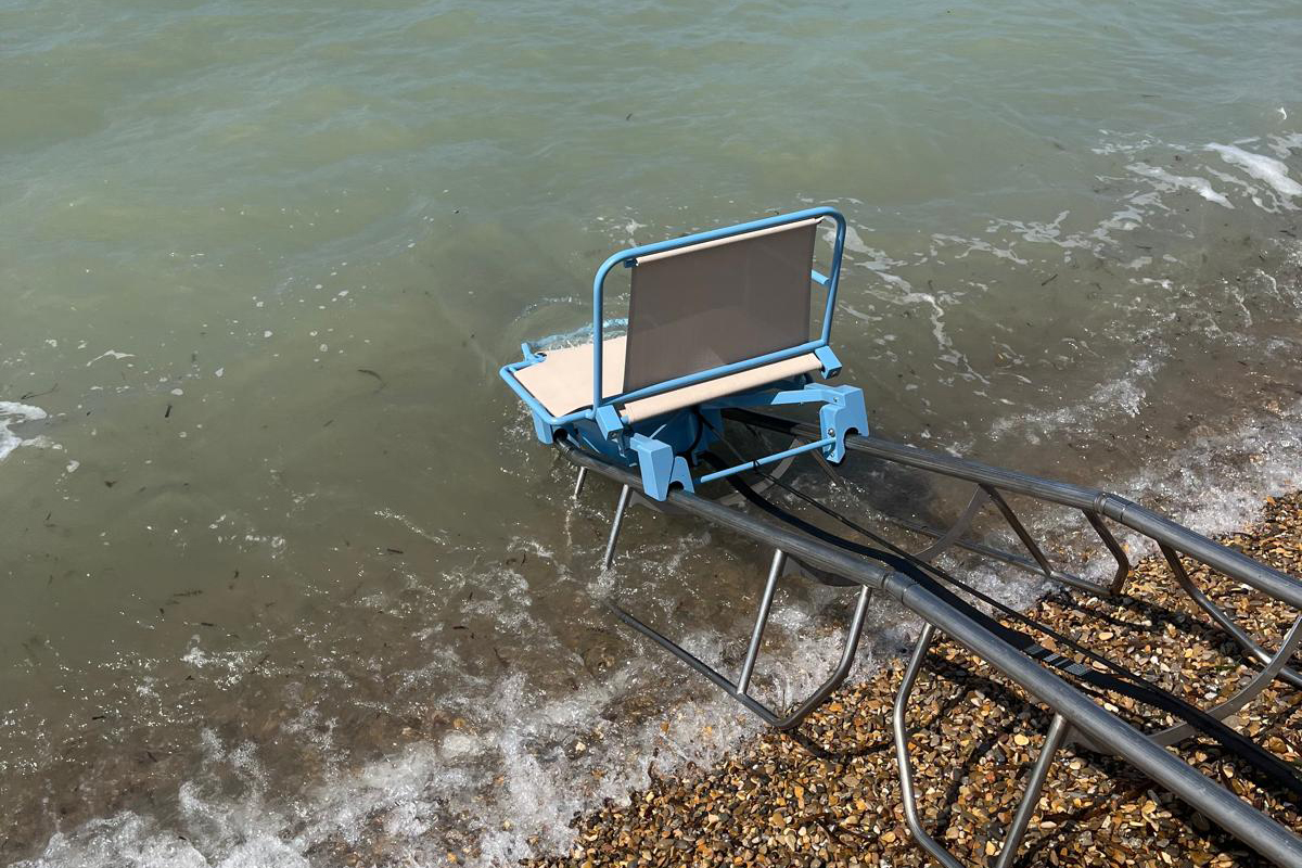 Civitavecchia – Alla spiaggia della Marina è attivo il sistema Seatrac, una pedana automatizzata per le persone con disabilità