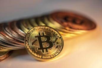 Bitcoin ai massimi, sopra i 122mila dollari