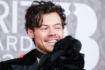 Harry Styles oltre la musica, lancia una linea di… sex toys: “Pleasing Yourself”