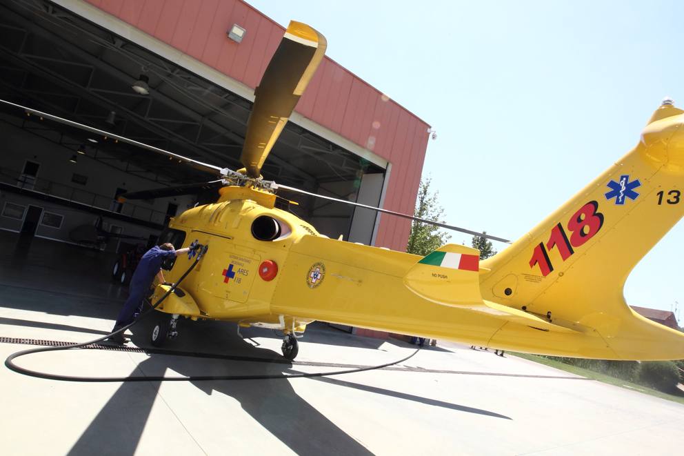 Monterotondo, elisoccorso costretto a volare per 20 minuti senza poter atterrare: l’eliporto è diventato un parcheggio