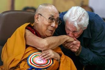 Dalai Lama compie 90 anni, gli auguri al leader spirituale e l’omaggio di Richard Gere