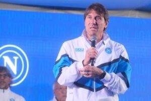 Piove sul ritiro del Napoli, tifosi furiosi: “Dov’è Conte?”