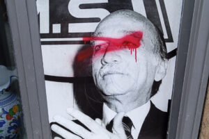 Oriolo Romano – Nuoto attacco alla sede di FdI: bacheca distrutta e manifesto di Almirante sfregiato