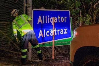 Usa, italiano detenuto a Alligator Alcatraz: “In gabbia come polli, fateci uscire da incubo”