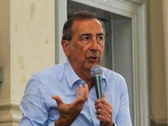 Inchiesta urbanistica, FdI e Lega chiedono dimissioni del sindaco Sala. Contestazioni dei cittadini a Palazzo Marino