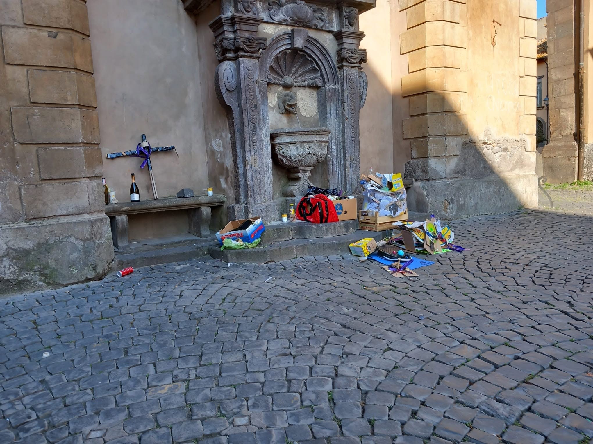 Tuscania, rifiuti abbandonati nel centro storico: un gesto di inciviltà contro la città e i suoi cittadini