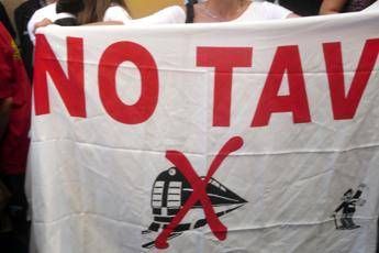 No Tav bloccano autostrada, chiusa la Torino-Bardonecchia: bombe carta contro polizia