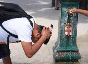 Troppo caldo in Lombardia, stop al lavoro esterno dalle 12.30 alle 16: chi si ferma