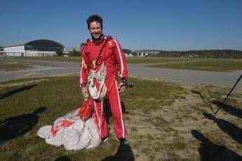 Felix Baumgartner precipita con il parapendio, muore il base jumper dei record