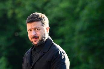 Ucraina, Zelensky firma legge che frena anticorruzione: migliaia protestano in piazza