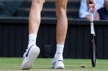 Solo a Wimbledon, tappo di champagne salta in campo durante la finale