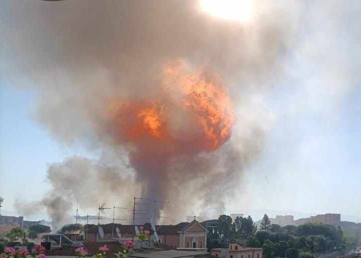Forte esplosione a Roma: pompa di benzina esplode nel Prenestino (VIDEO ESPLOSIONE)