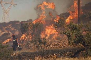 Grecia, Creta in fiamme: maxi incendio vicino a hotel, evacuazioni di massa