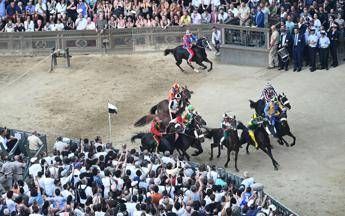 Palio di Siena rinviato a oggi 3 luglio, 10 contrade al via: dove e quando vederlo in tv