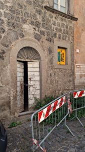 Viterbo – Ancora degrado a San Faustino, Palazzo storico ancora “occupato”, tra urina e sporcizia (VIDEO)