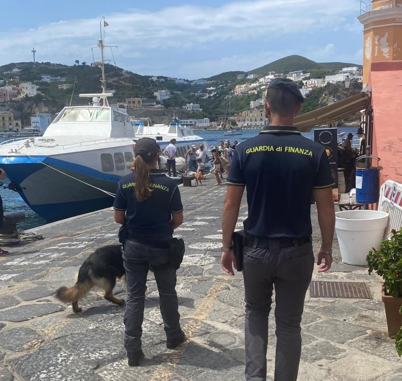 Ponza – Raffica di controlli della Finanza contro il lavoro in nero, nei guai due attività
